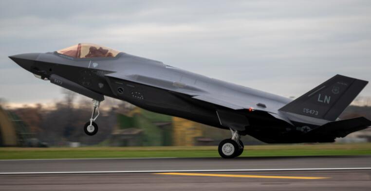 美国空军第一架F-35A战斗机降落在英国皇家空军莱肯希思