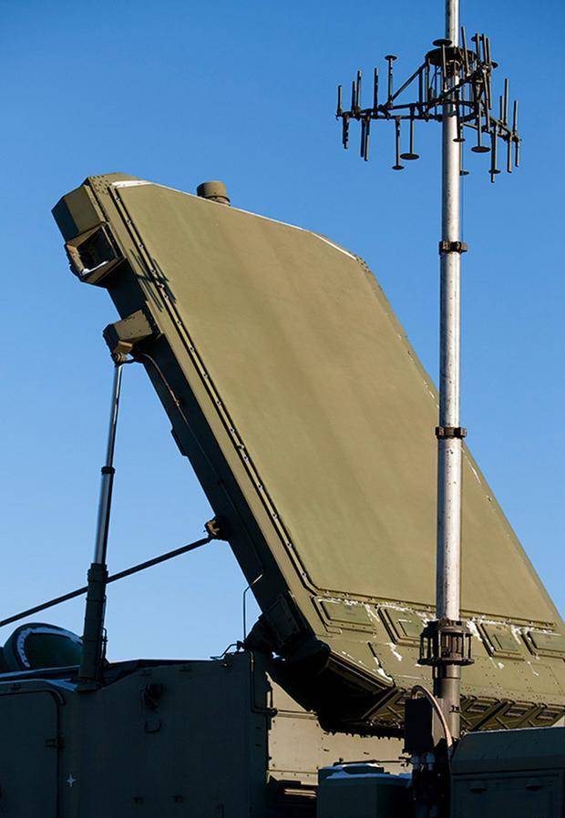 飞行中飞机撞火车视频_电影火狐中mig-31飞机弹射飞行员_空战电影 飞机中弹弹射