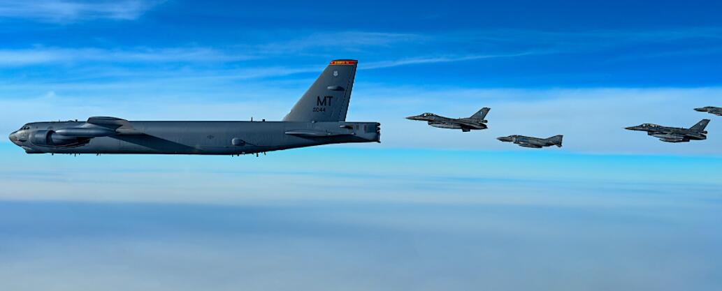 B-52 Stratofortress Droppings以F-16战隼和F-4幻影的形式出现