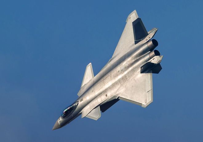 歼-20与F-35在东海相遇(图)