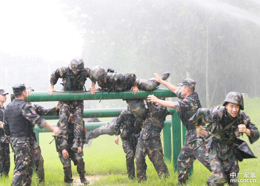 特种兵扛圆木训练存在问题及对策_特种妖孽兵王洛天狂兵_女扛男训练视频