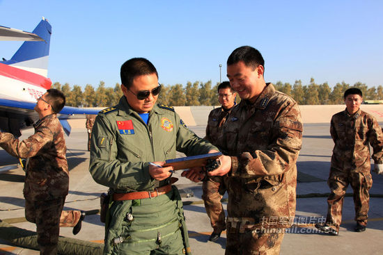 中国在境内成功进行陆基反导技术试验_神舟十号航天员进行中国首次太空授课 用英语怎么说_中国空军进行曲