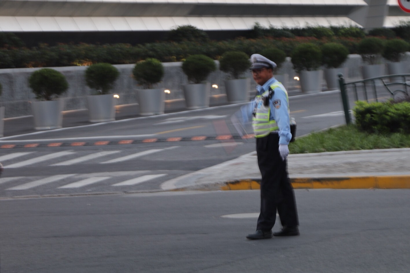 部队持枪跃起出枪_部队士兵偷枪逃跑案件_交通部队有枪吗